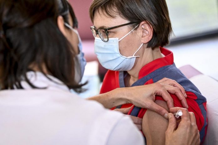 Coronavirus : Pourquoi la vaccination prend-elle autant de temps en Belgique ?